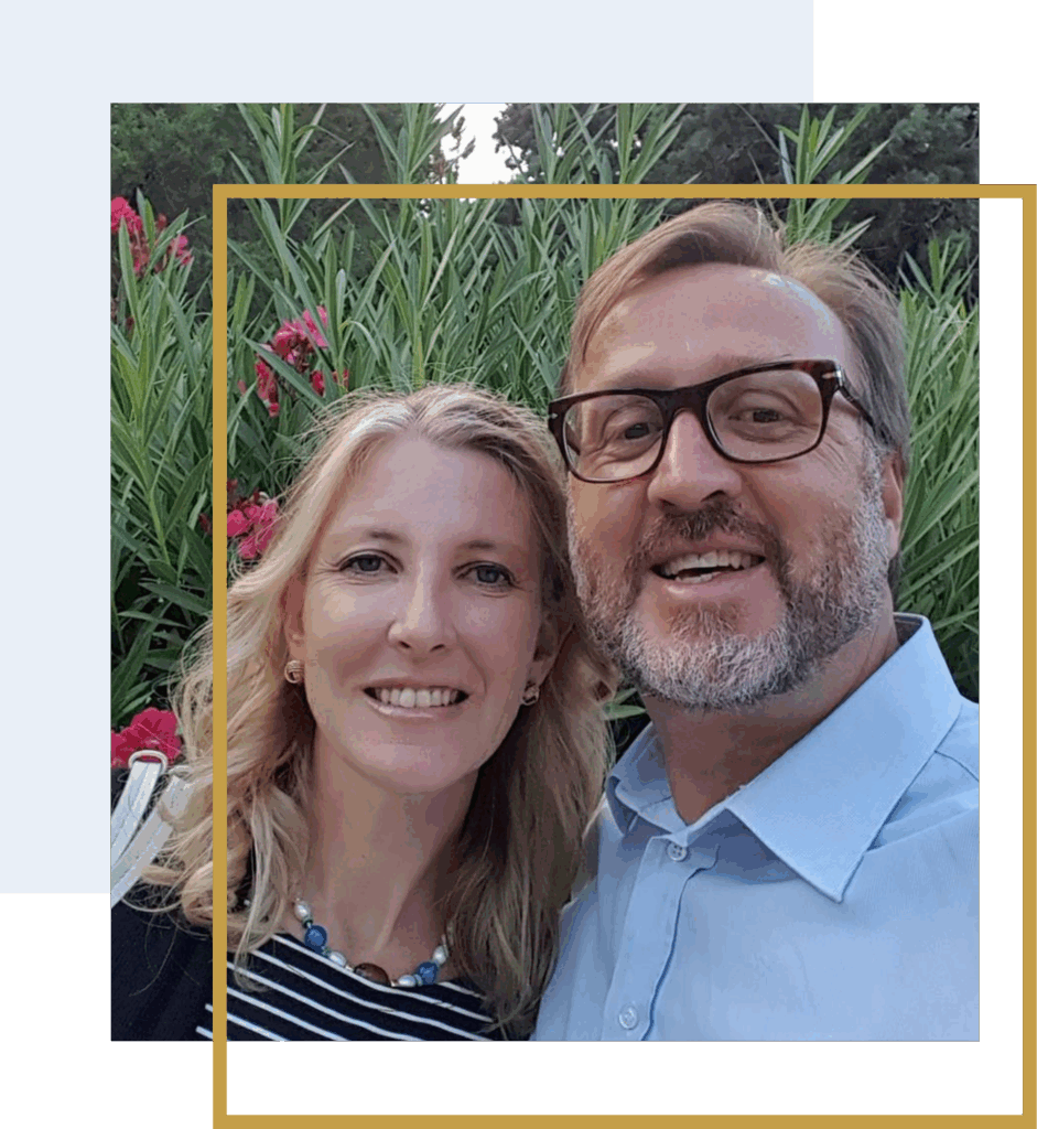 Andrea Bonaccini e Francesca Reali sorridenti in giardino tra oleandri